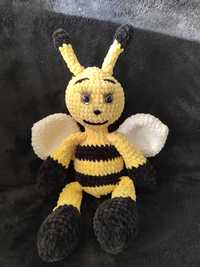 Плетена пчеличка с плюшена прежда