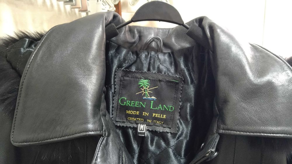 Дамско  манто от естествена кожа с качулка от естествен косъм.