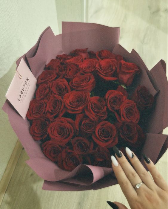 Букет роз 33 штуки с подарочной упаковкой и открыткой Labuton Flowers