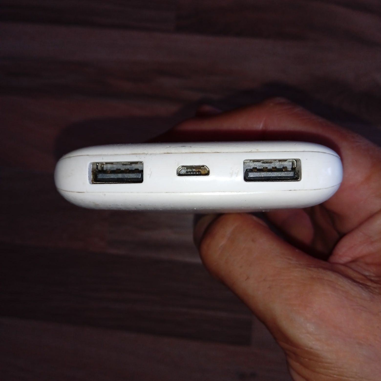 Бяла външна батерия 10 000 mAh