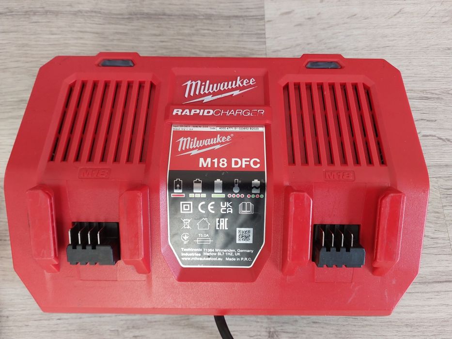 Încărcător rapid dual Milwaukee M18DFC, 2023, puțin folosit