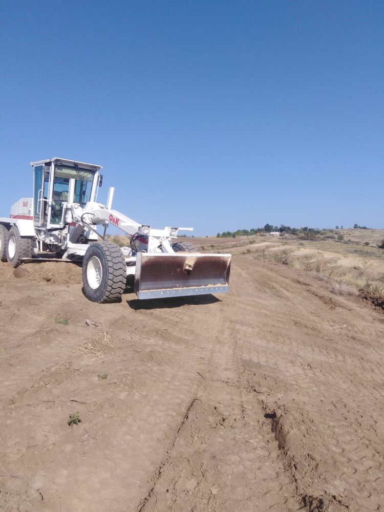 Utilaje de inchiriat: autogreder, buldoexcavator, camion