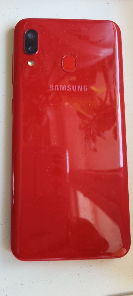 Продаю смартфон Samsung A20.