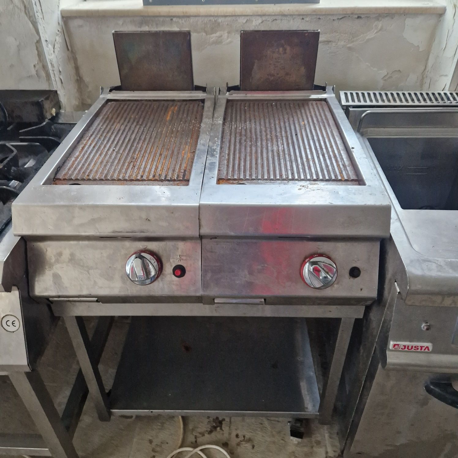 Grill electric sau gaz, de putere neted si striat