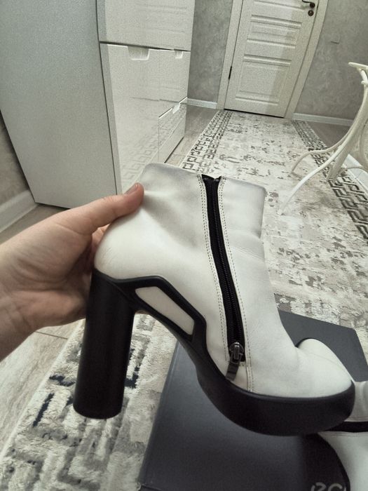 Сапожки белые  Ecco