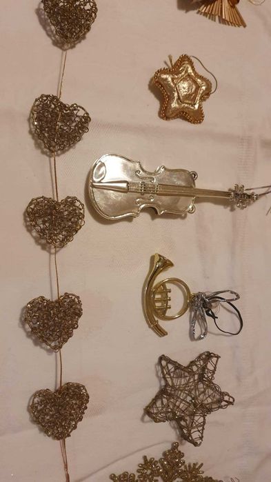 Brad artificial - ornamente și obiecte Crăciun