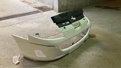 Продавам предна броня (маска) за Peugeot 407.