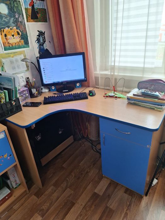 Стол письменный с полками