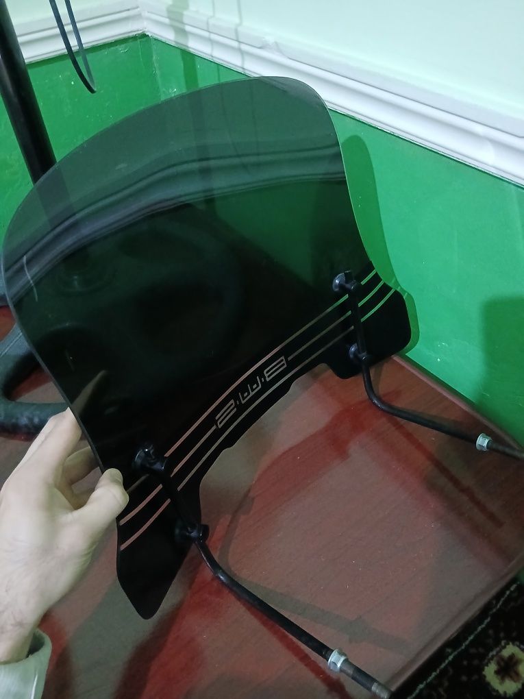 Tank skuterni shamolni qaytaradigan oyna sotiladi