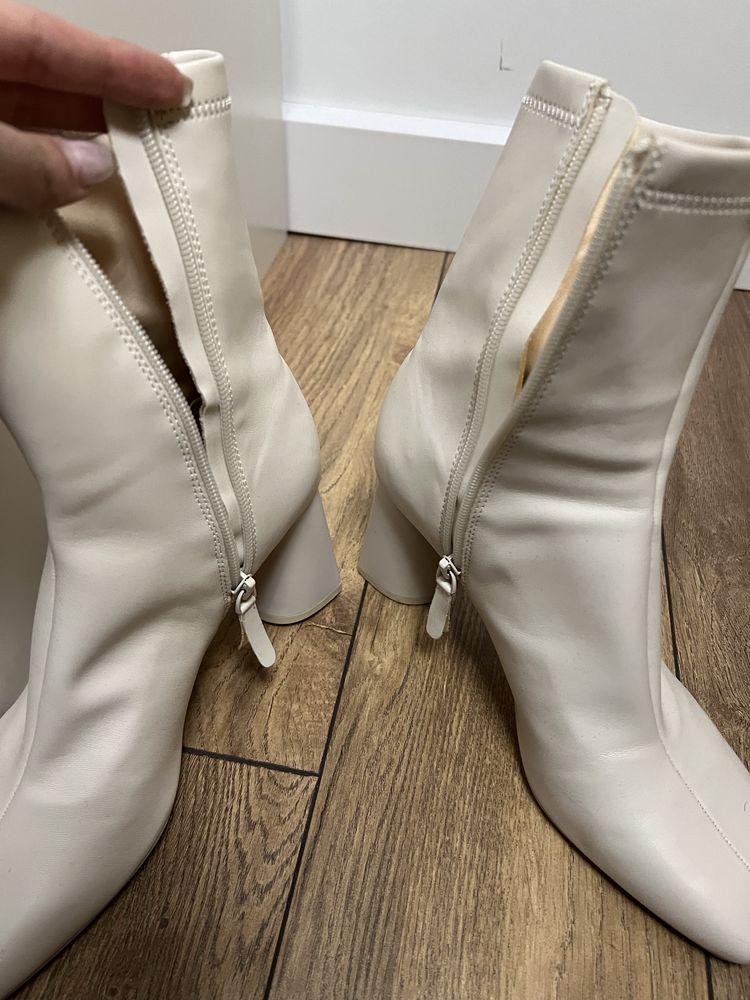 Белые сапоги Stradivarius