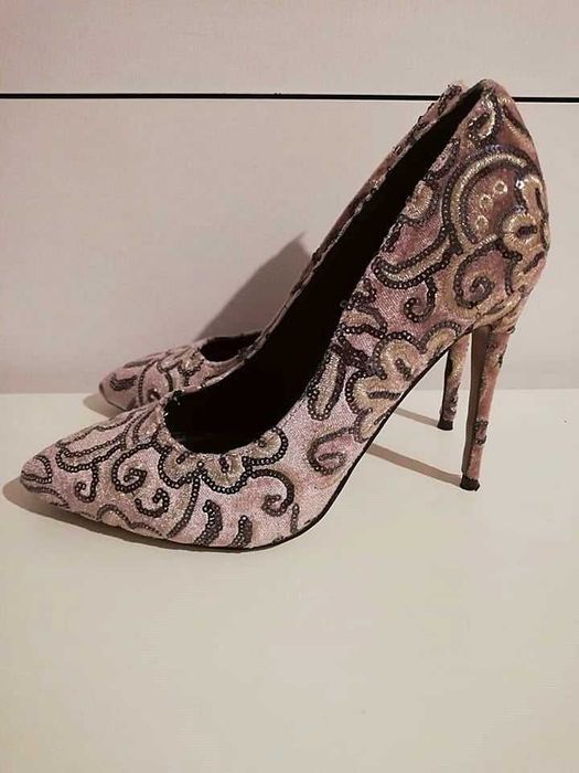 Pantofi stiletto Valerio 1996
Pantofi italieni, din piele, marimea 38