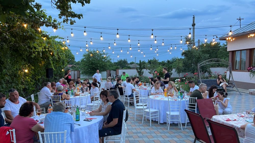 Mese si scaune chiavari pilgrim de inchiriat / ghirlande luminoase