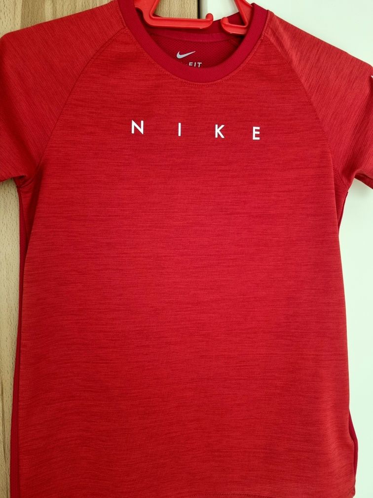 Детска червена тениска Nike 137-147