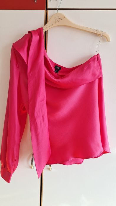 Bluzā roz, cu 1 mânecă şi 1 umăr gol