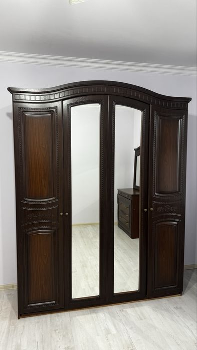 Шкаф четырехдверный и комод с зеркалом