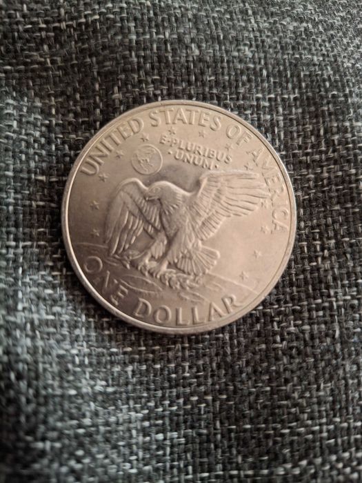Продавам не сребърни два долара от по един долар