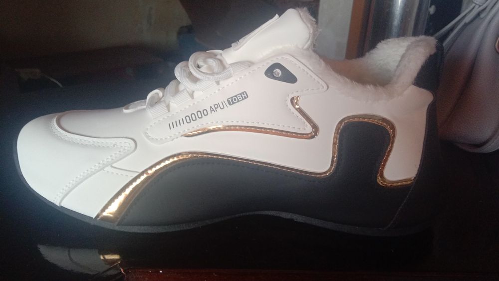 Продам зимние кроссовки новые