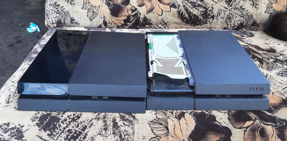 Vând două console PlayStation 4 fat PS4 în stare bună defecte de piese