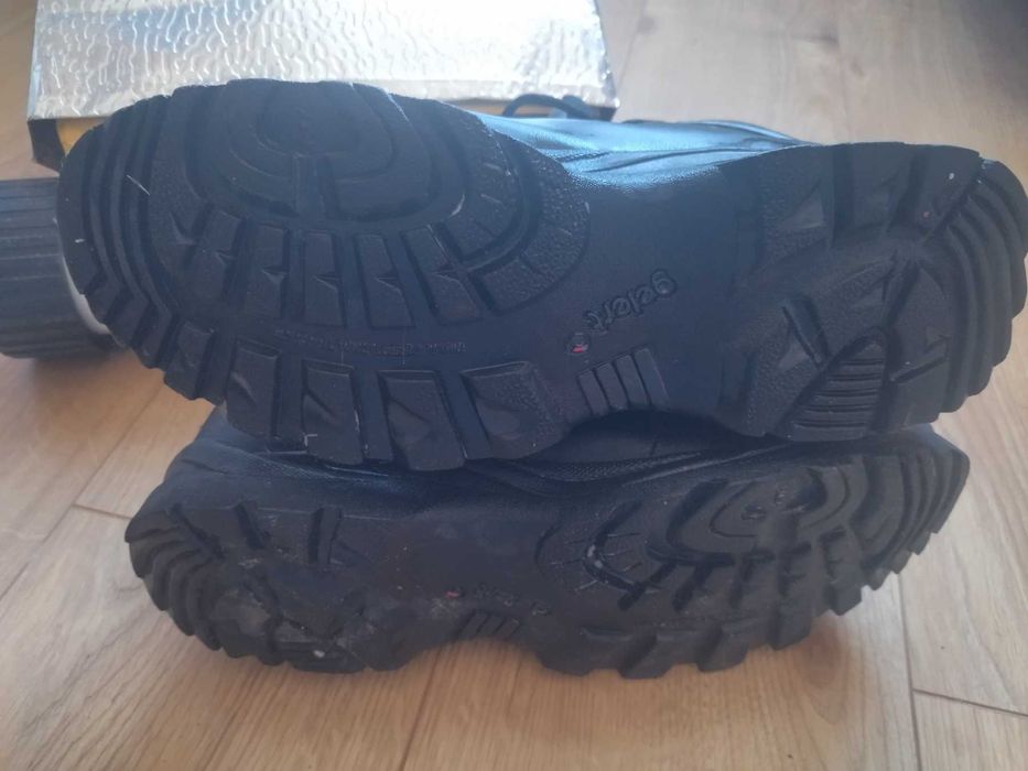 Продавам маркови зимни туристически обувки