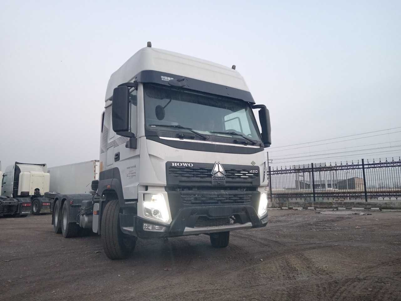 В наличии Тягач Howo-V7X 6x4 CNG газовый на метане /на пневмаподушках/