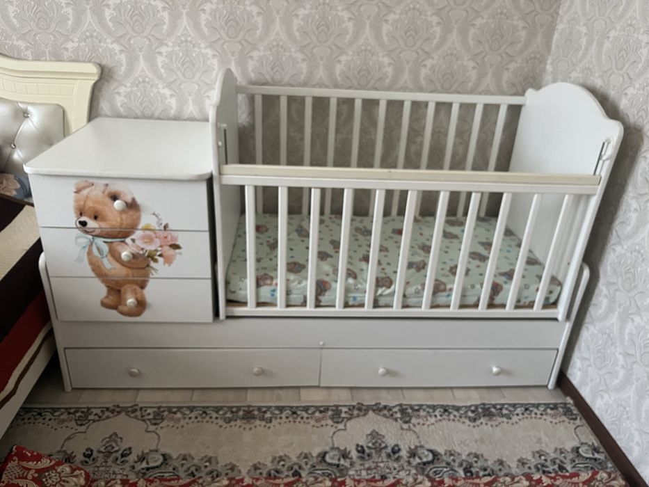Детский кроват ( матрас в подарок)
