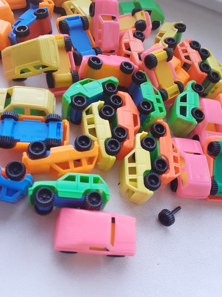 Jucării,/   Mașini, / mașinuțe   / jucării.