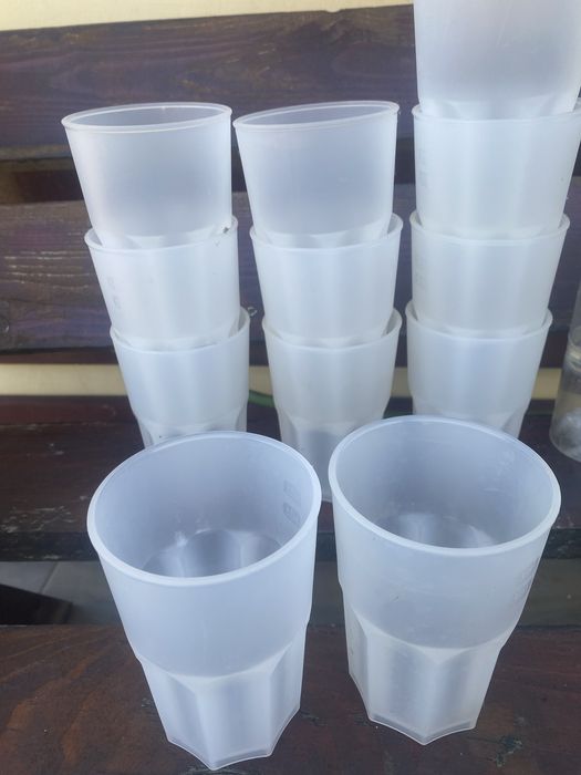 pahare din plastic tare toate la 50 lei
