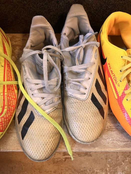 Футболни обувки бутонки и стоножки