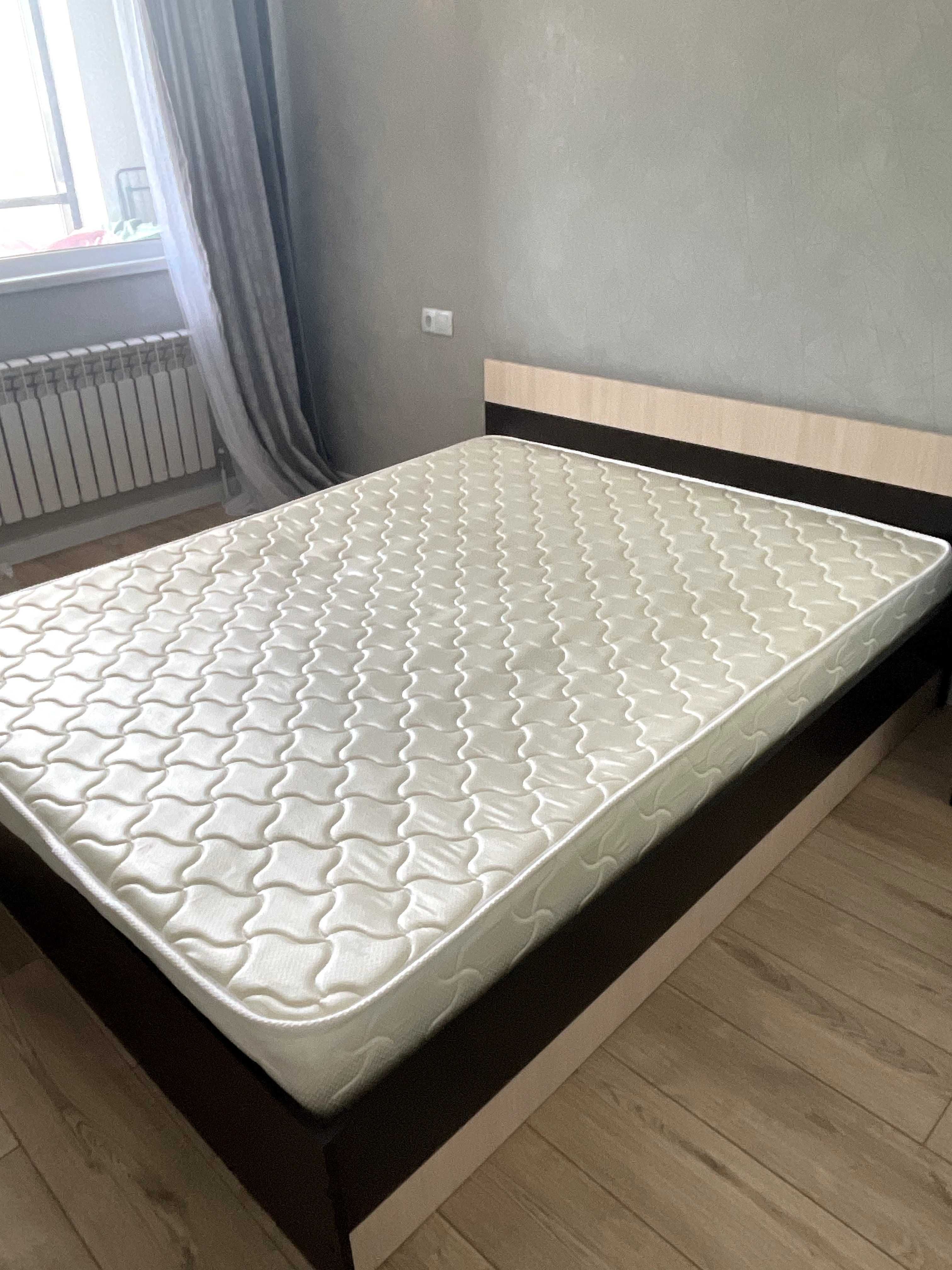 Продам 2х спальнюю кровать с матрасом