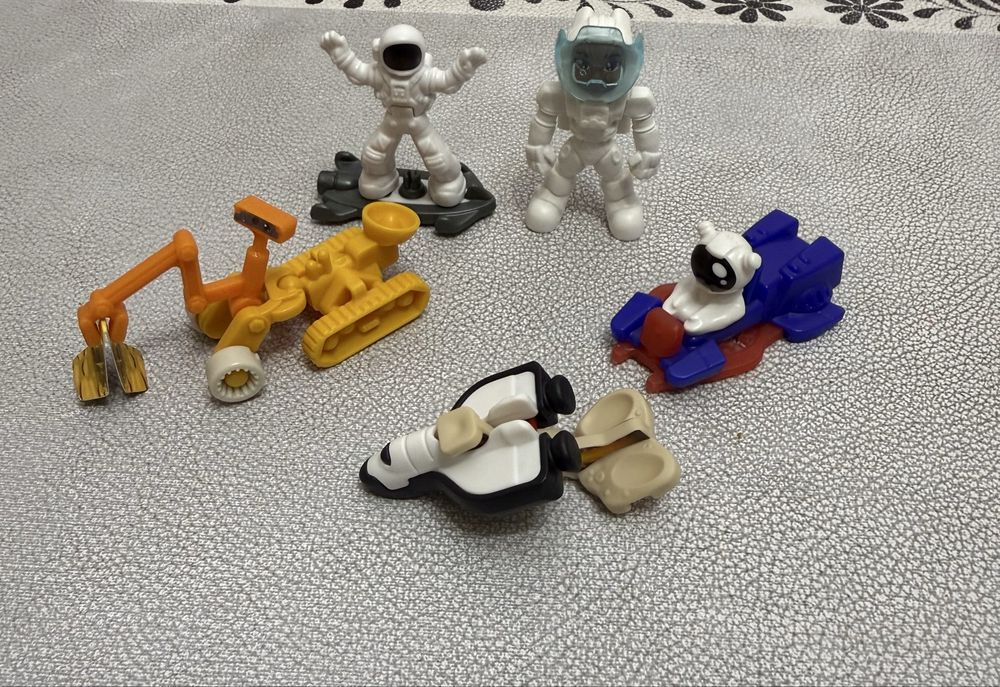 Киндер игрушки космос