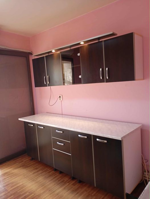 Mobila de bucatarie cu spoturi