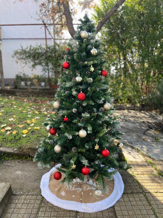 Изкуствена елха със шишарки и украса