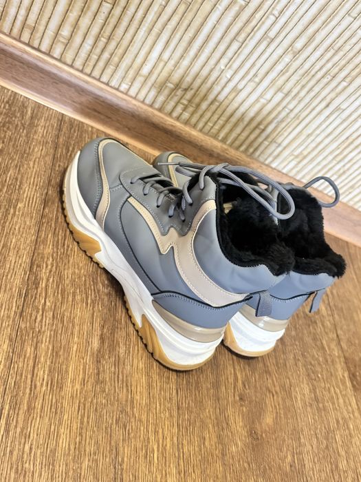 Продам теплые кроссы новые