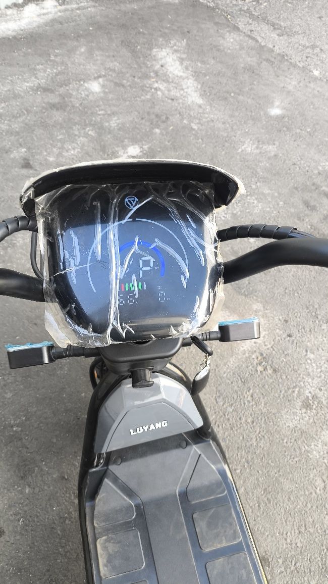 Продаю скутер новый