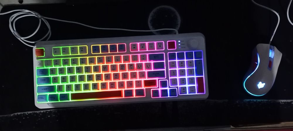 Продам коврик, клавиатуру и мышку