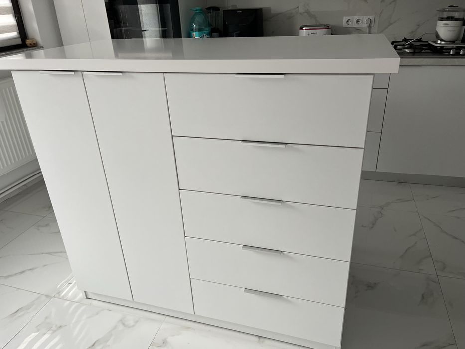 Insulă de bucătărie modernă + 2 scaune de bar– 800 lei (negociabil)