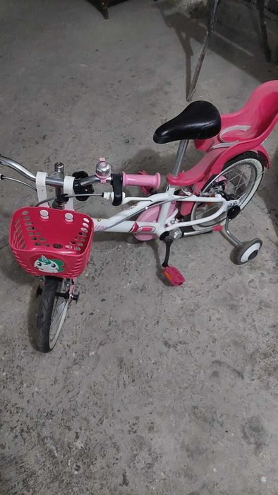 Bicicleta copil fetita Decathlon, roti ajutatoare, portbagaj papusa,