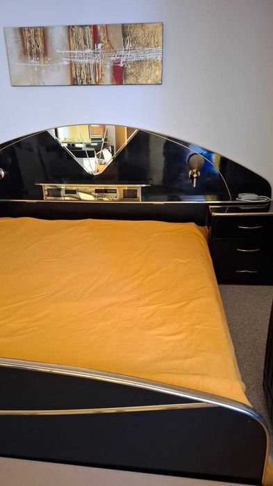 Pat cu noptiere, saltea, veioze si radio-casetofon