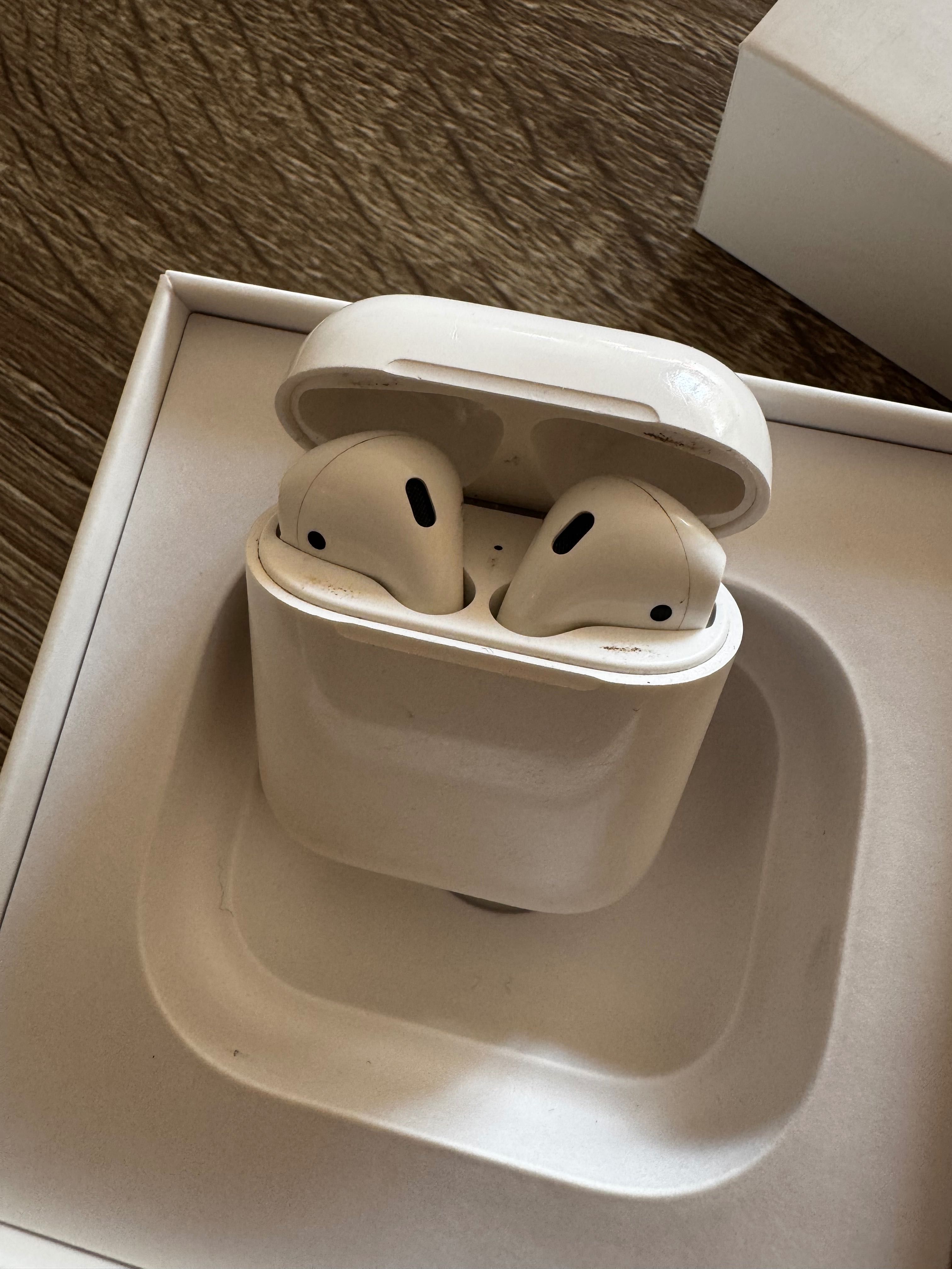 Apple AirPods Слушалки