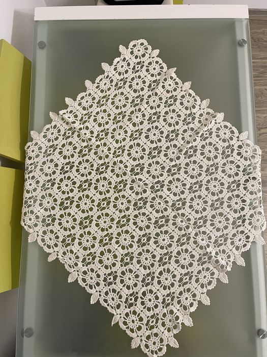 Fata de masa din macrame lucrata manual