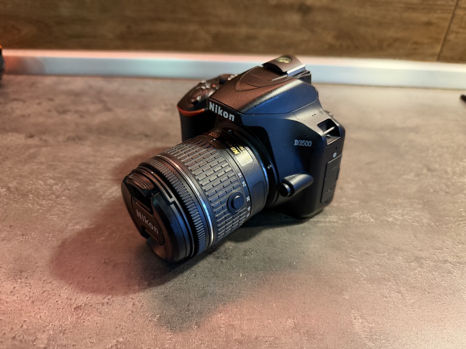 Vand Nikon d3500 + obiectiv 18-55 mm