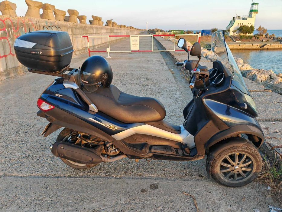 Scuter Piaggio mp3 300 se conduce cu categoria B