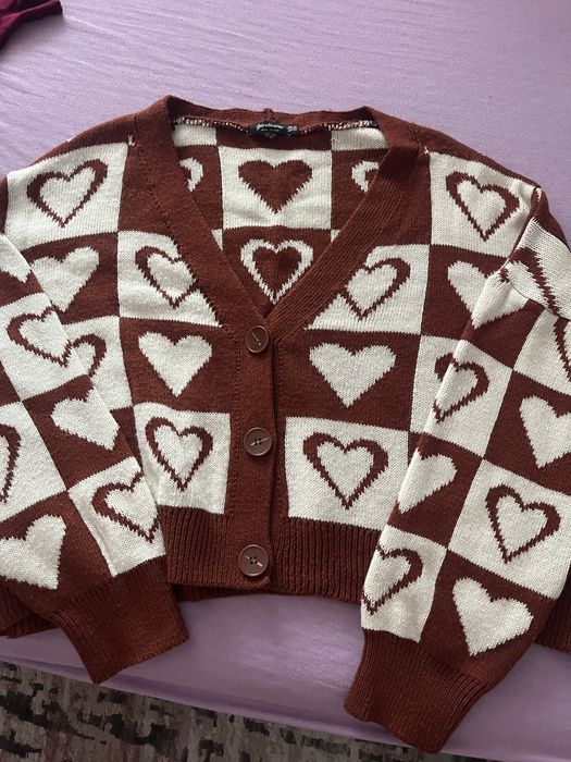 Кафяв пуловер с дизайн на сърца
