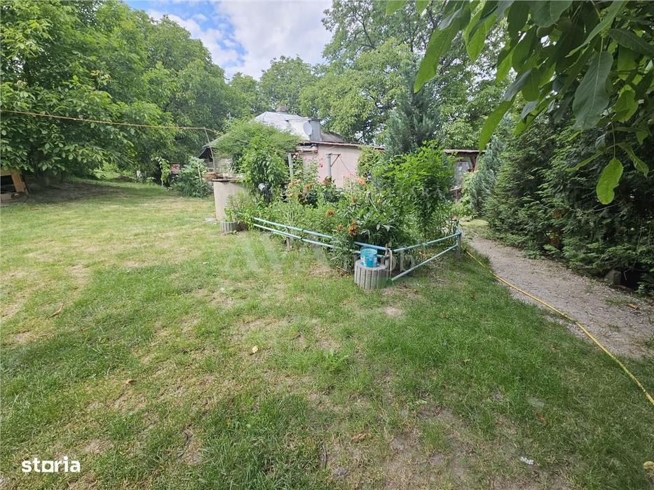 Casa spatioasa de vanzare in centrul satului Racaciuni – teren generos