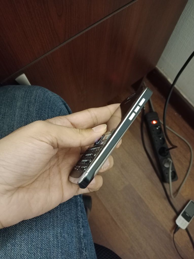 Sotiladi Nokia E72