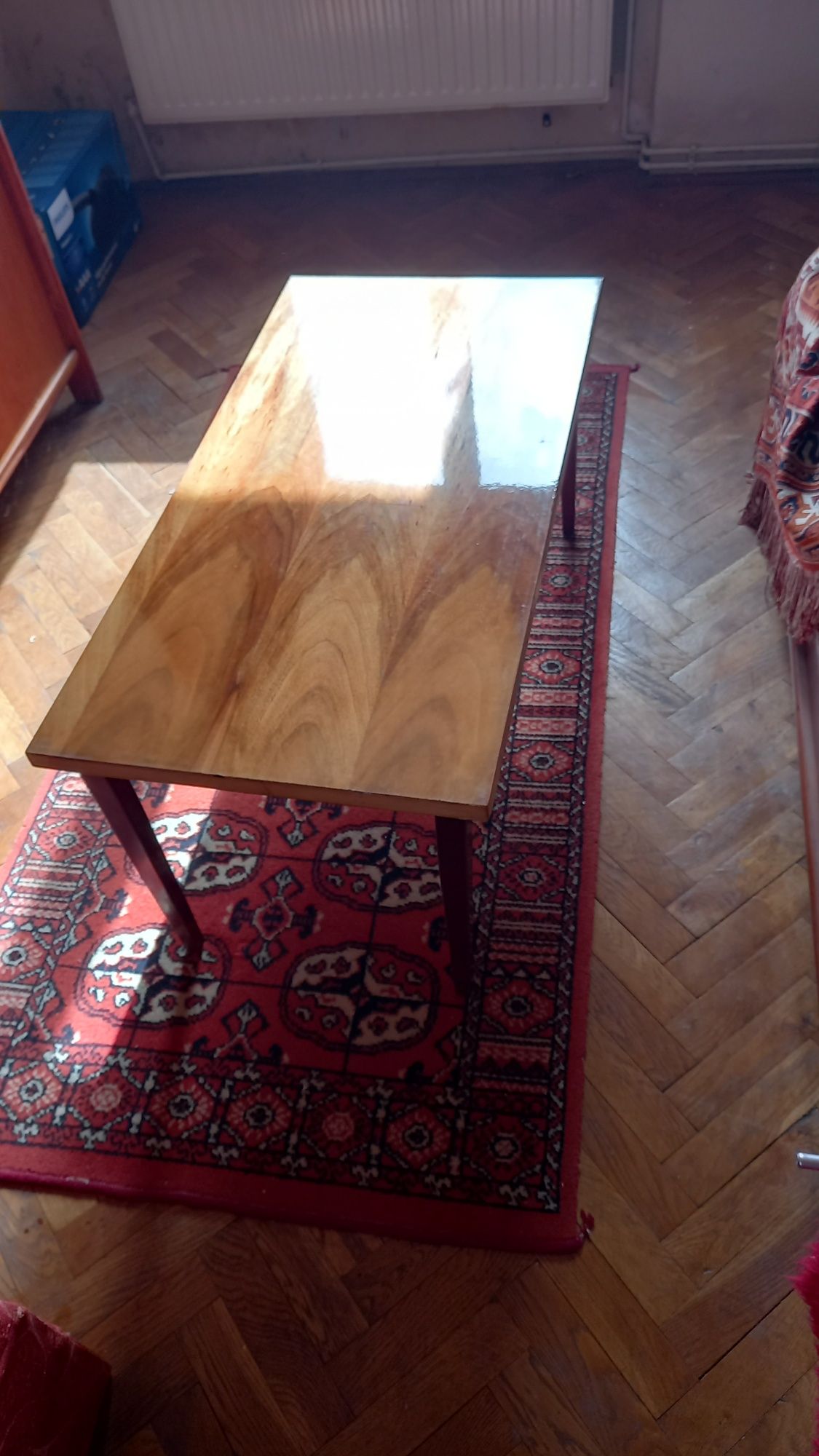 Măsuță pt cafea din lemn stare f bună,culoare natur lacuita