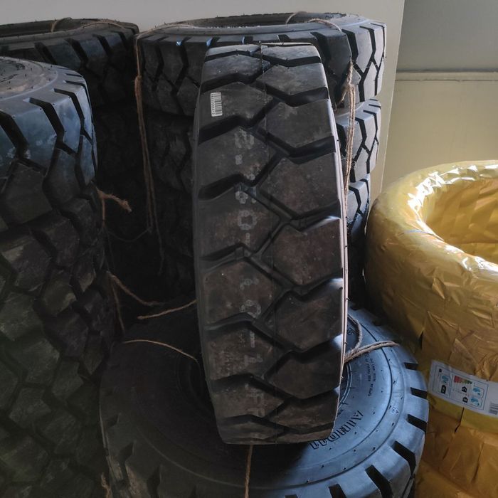 Шины для вылочных кары 5.00-8