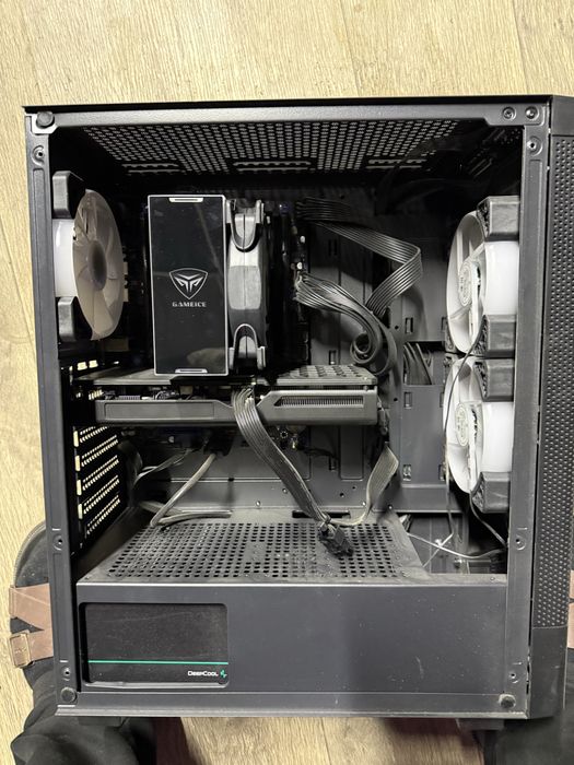 Компьтерный системник и монитор