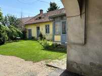 Casa de vanzare cu 2 apartamente, Cisnadie central.