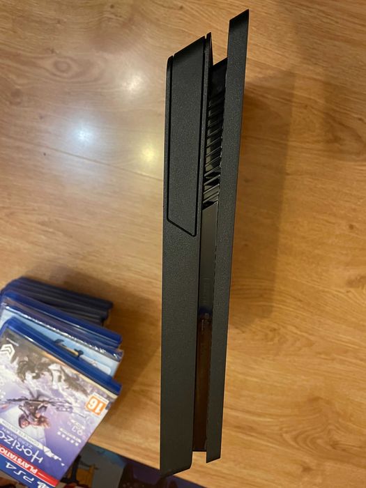 PlayStation 4 Slim 1TB, два джойстика и 10 игри